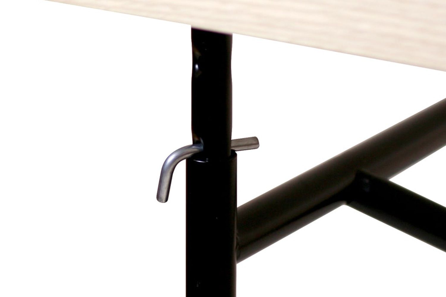 リチャード ランパート アイアーマン テーブル 2 リノリウム ブラック 可動パイプを上下させ、L字金具を差し込むだけで、天板の高さを変更できる昇降テーブルです。