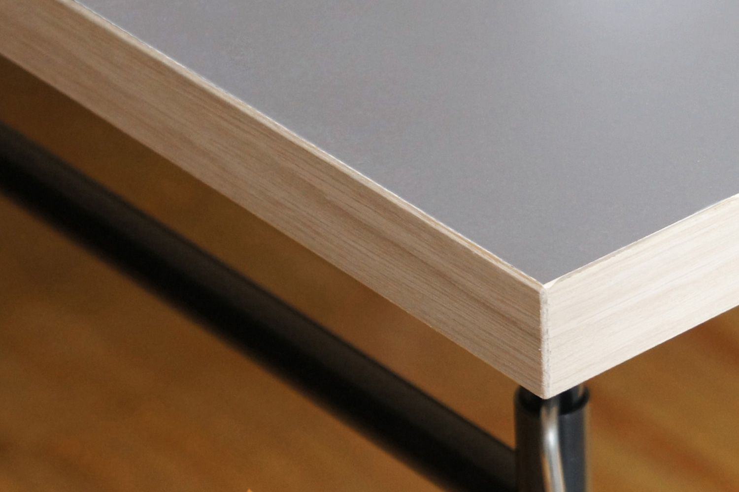 リチャード ランパート アイアーマン テーブル リノリウム ぺブルグレー 120 / 140 / 160cm 天板の側面はナチュラルなオーク材